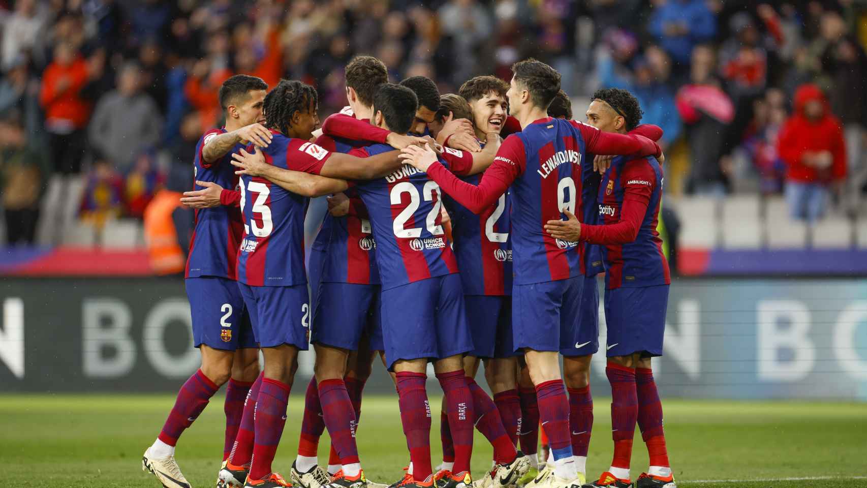 Los jugadores del Barça celebran un gol en Montjuïc