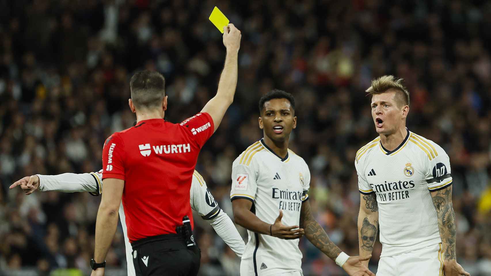 El cabreo de Toni Kroos tras recibir una amarilla en el Real Madrid-Sevilla