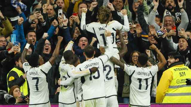 El Real Madrid festeja la victoria contra el Sevilla en el Bernabéu