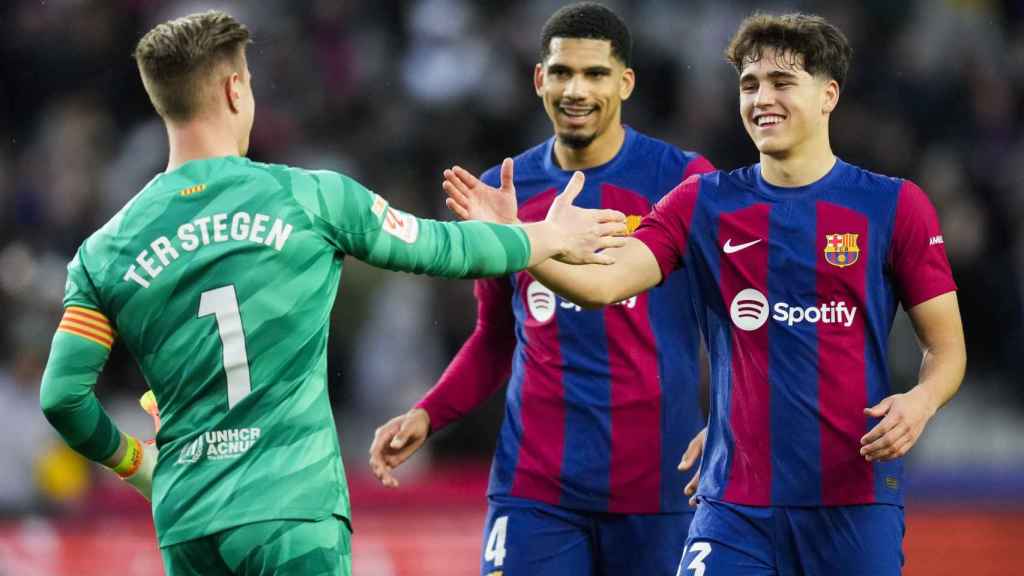 Pau Cubarsí junto a Ter Stegen y Araujo en el Barça-Getafe