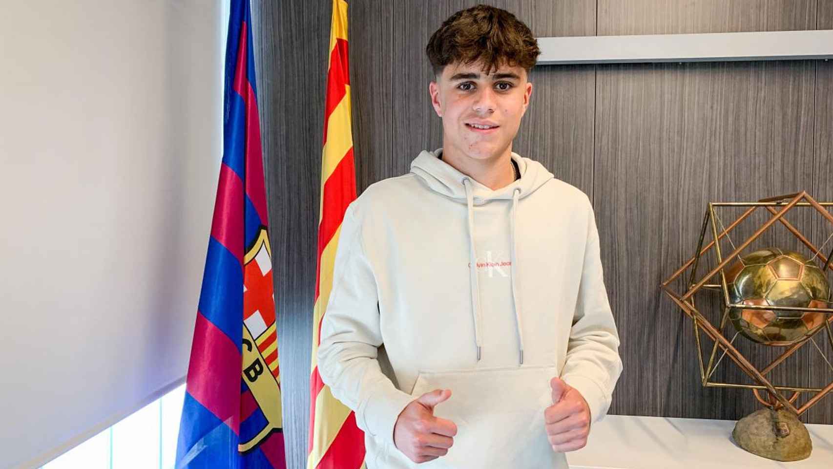 Arnau Pradas, después de firmar un contrato en las oficinas del Barça