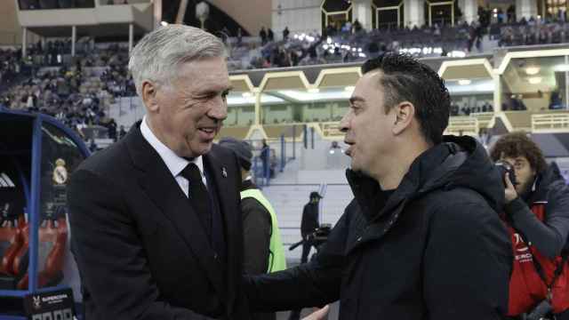 Ancelotti saluda a Xavi Hernández antes de un Real Madrid-Barça