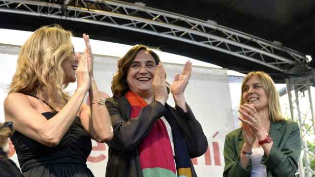La vicepresidenta segunda del Gobierno y líder de Sumar, Yolanda Díaz, la exalcaldesa de Barcelona, Ada Colau, la líder de los comuns en el Parlament, Jéssica Albiach