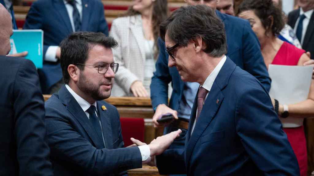 El presidente de la Generalitat de Catalunya, Pere Aragonès (i), y el líder del PSC, Salvador Illa (d),