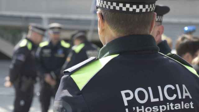 Un policía de la Guardia Urbana de L'Hospitalet de Llobregat