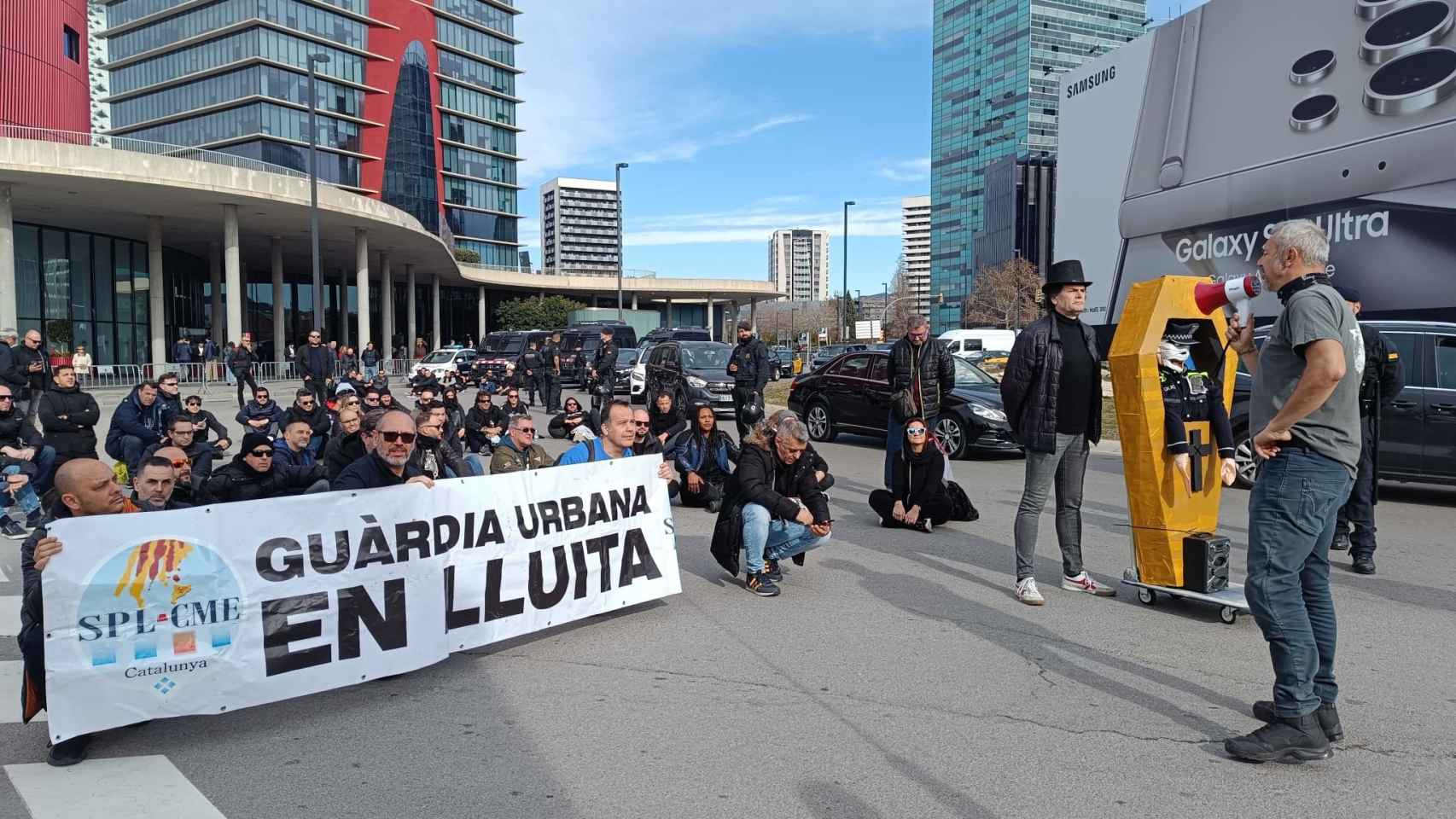 Agentes de la Policia Local de L'Hospitalet de Llobregat (Barcelona) reclaman más seguridada y subidas salariales con una protesta ante el MWC