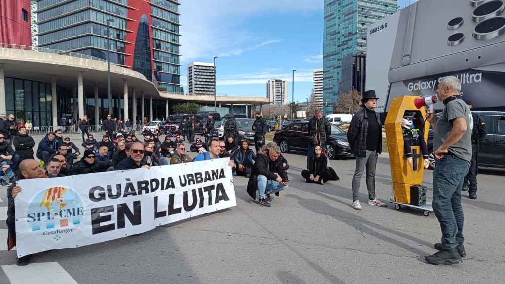 Agentes de la Policia Local de L'Hospitalet de Llobregat (Barcelona) reclaman más seguridada y subidas salariales con una protesta ante el MWC