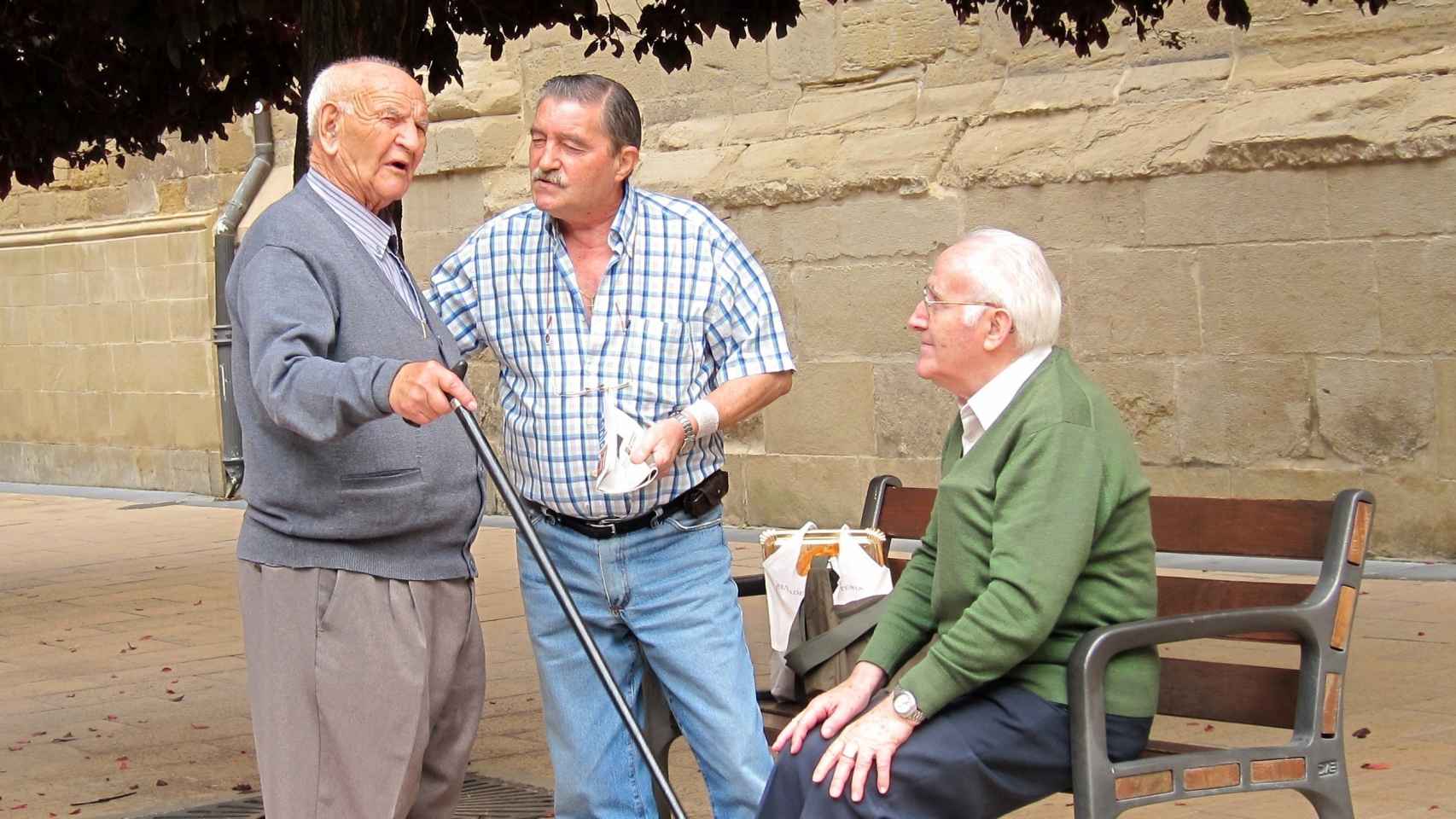 Tres hombres mayores en un parque