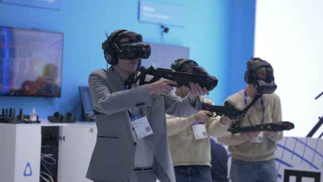 Un usuario usa gafas de realidad virtual en el 'stand' de HTC en el Mobile World Congress 2024