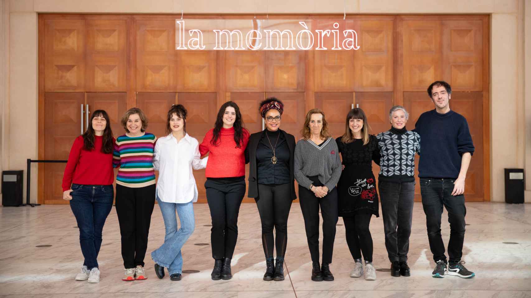 Las actrices de 'Entrevistes breus amb dones excepcionals' junto a Carme Portaceli y Joan Yago