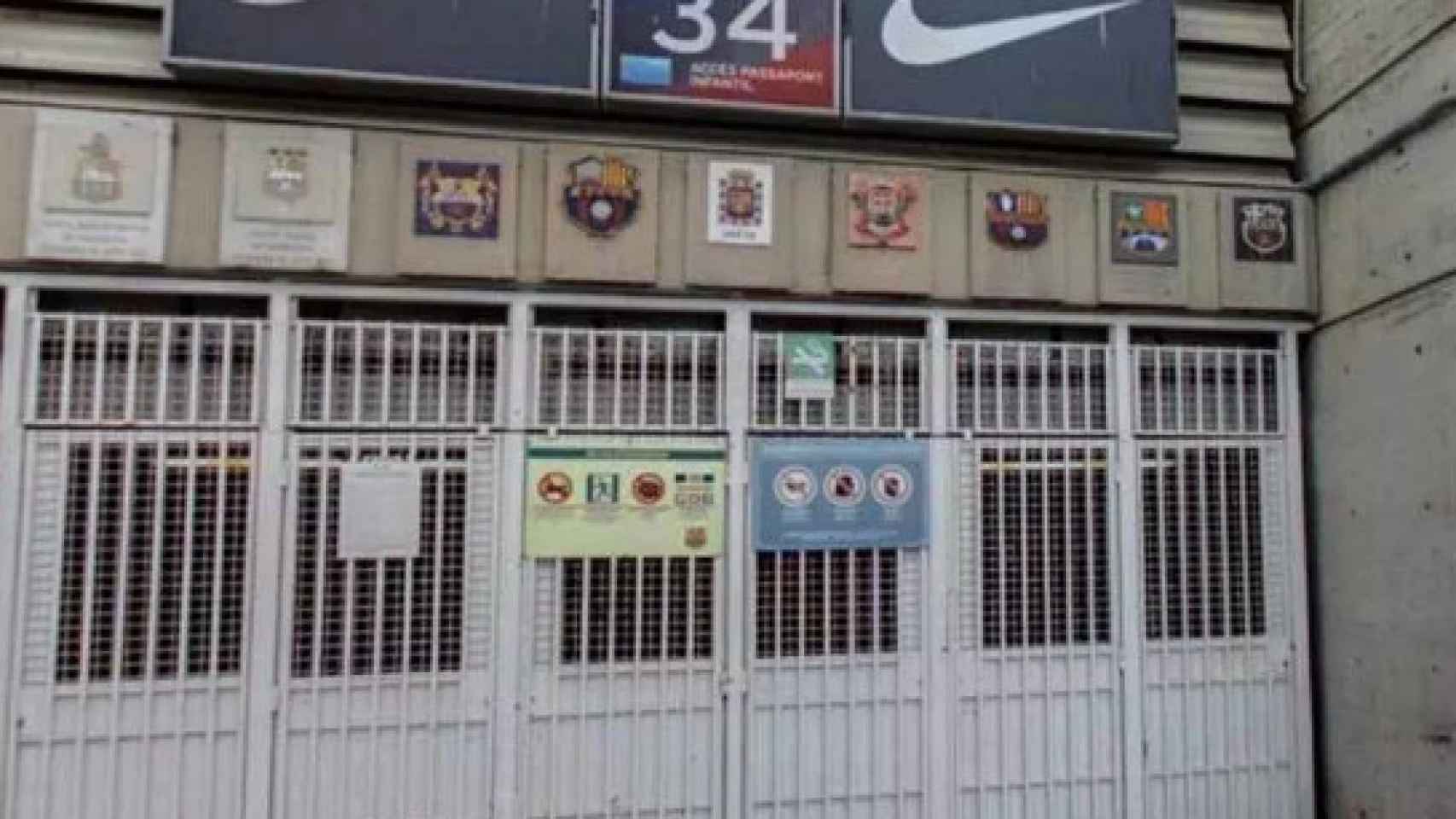 Puerta del antiguo Camp Nou con los escudos de las peñas barcelonistas