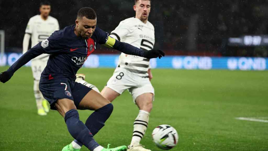 Kylian Mbappé define ante el portero en el PSG-Rennes