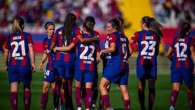 Las jugadoras del Barça Femenino celebran la manita al Real Madrid en Montjuïc