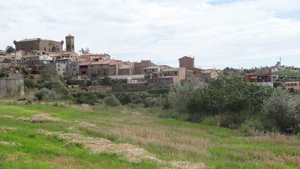 Castillo de Montclar a lo lejos