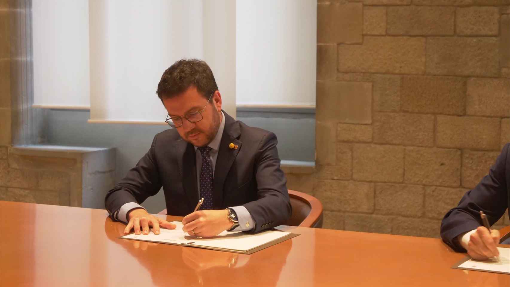 El presidente de la Generalitat, Pere Aragonès, firmando el acuerdo de presupuestos