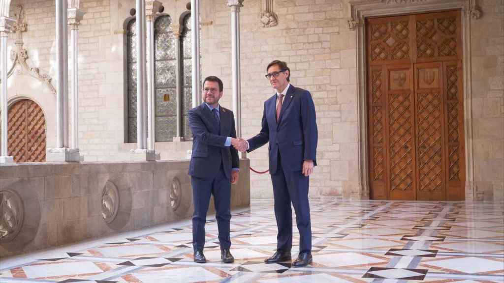 El presidente de la Generalitat, Pere Aragonès (i), y el líder del PSC y jefe de la oposición, Salvador Illa (d)