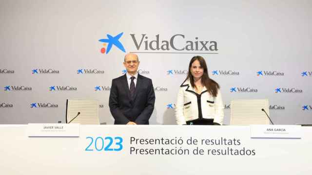 El consejero director general de VidaCaixa, Javier Valle, junto a la directora de comunicación, Ana García / VIDACAIXA