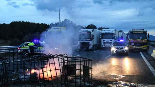 Camiones atascados en el corte de la AP-7 causado por las protestas de los agricultores
