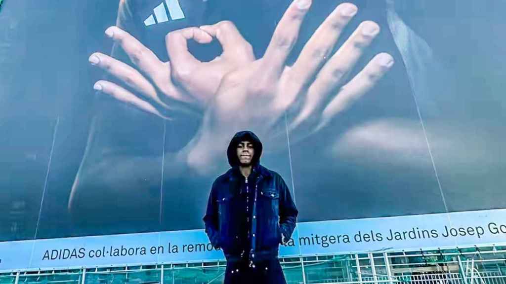 Lamine Yamal con la pancarta de Adidas en la Diagonal de Barcelona