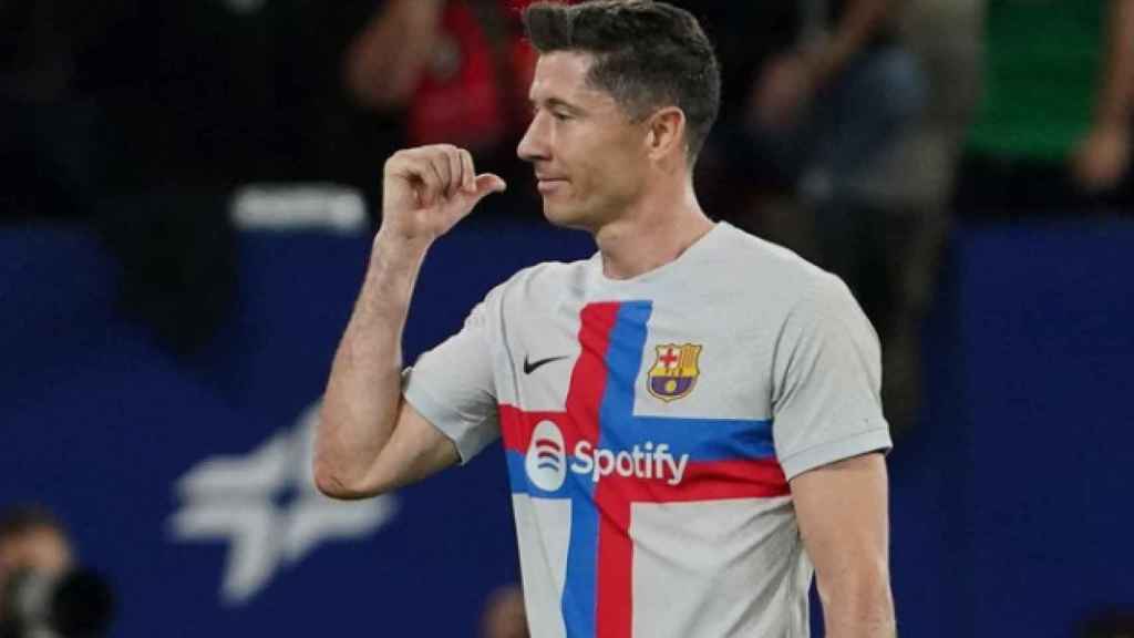 Lewandowski después de tocarse la nariz al ser expulsado frente al Osasuna