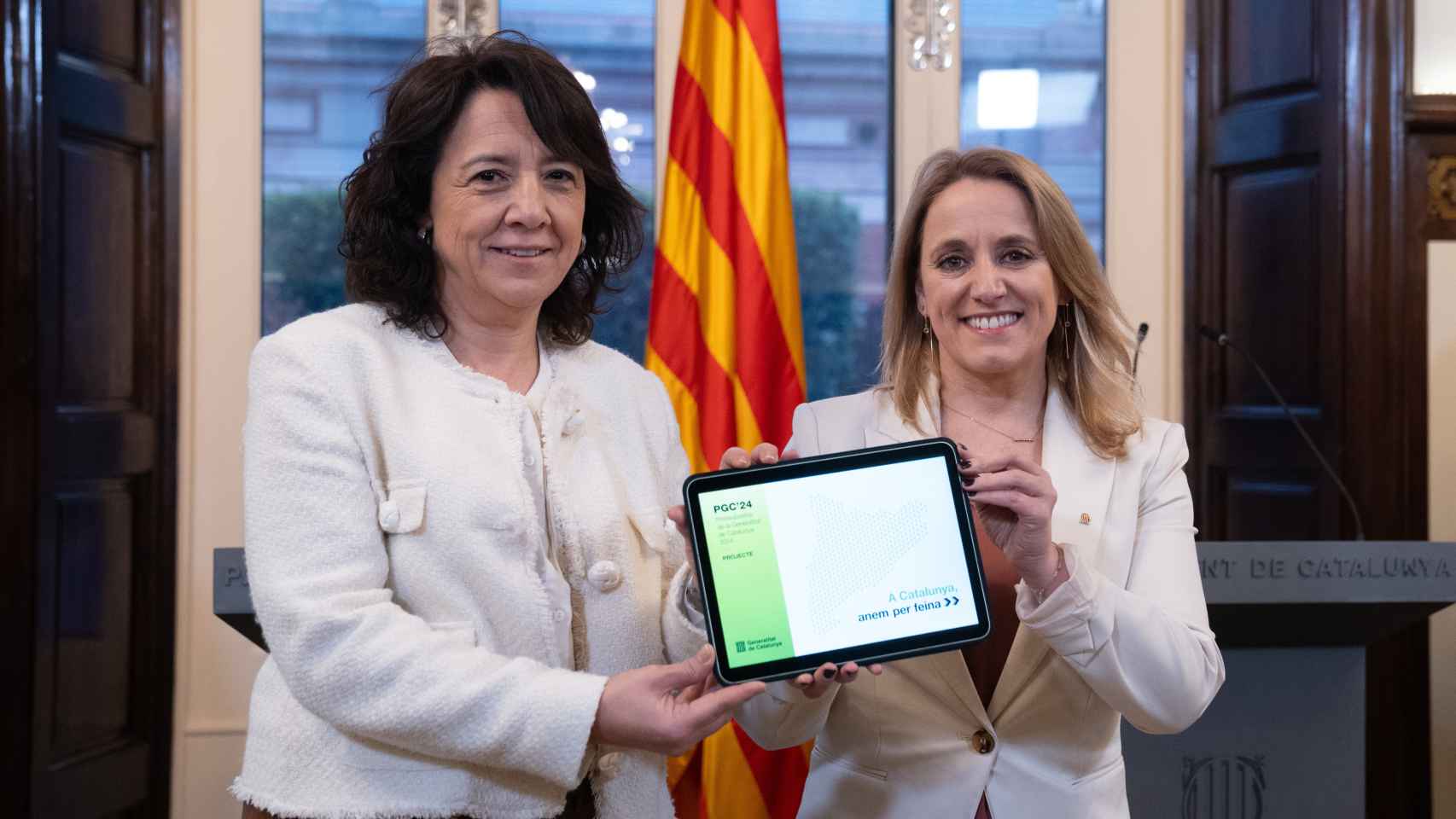 La consellera de Economía de la Generalitat, Natàlia Mas, entrega a la presidenta del Parlament, Anna Erra, el proyecto de ley de Presupuestos de la Generalitat de 2024