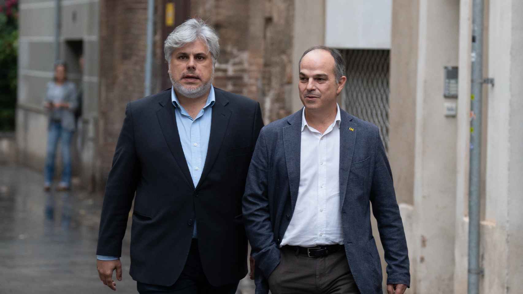 El presidente de Junts en el Parlament, Albert Batet (i), y el secretario general del partido, Jordi Turull (d)