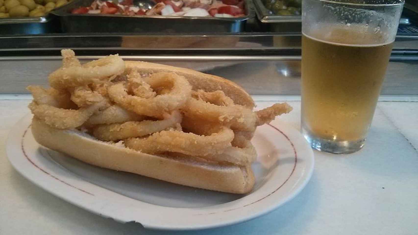 Bocadillo de calamares y caña de cerveza