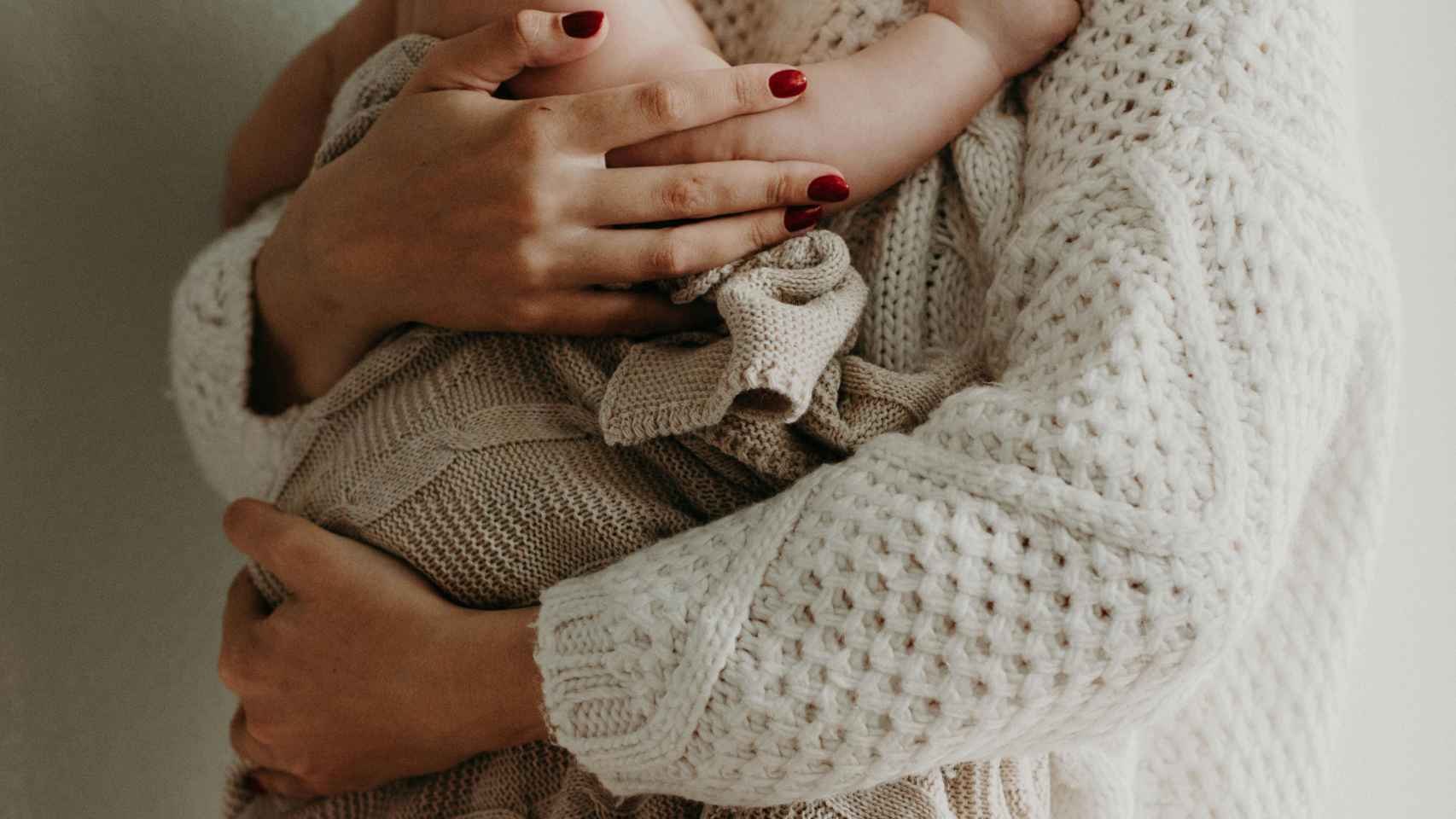 Madre con bebé en brazos