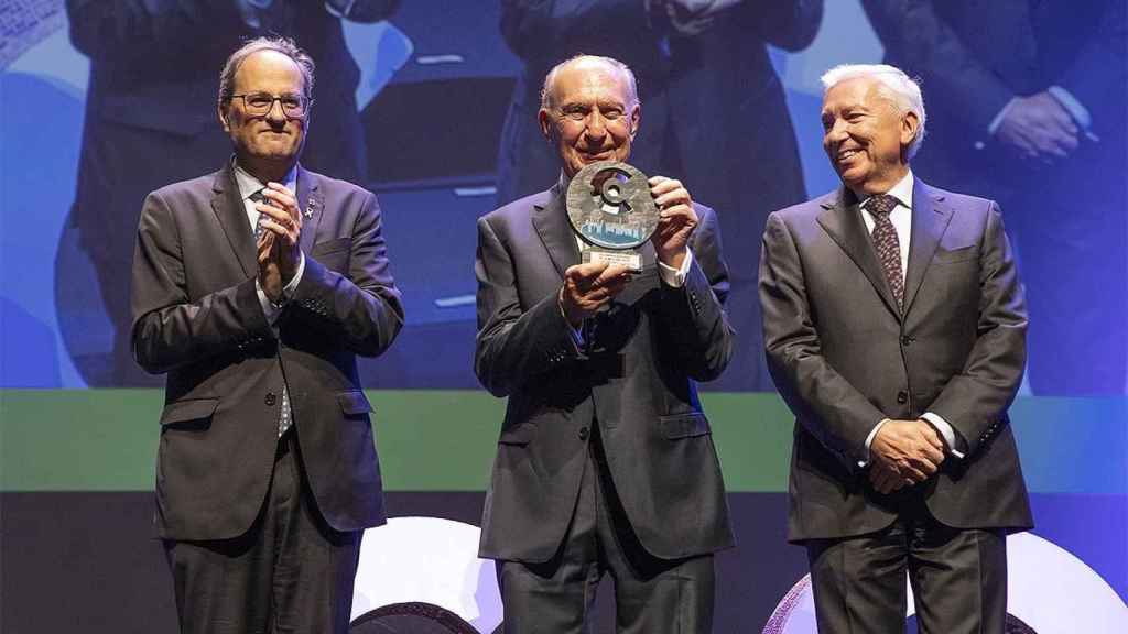 Jaume Alsina (c), fundador de la Corporació Guissona, recibiendo un premio empresarial