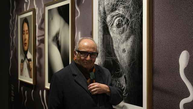 El fotógrafo Jordi Socías junto a su famoso retrato de Dalí