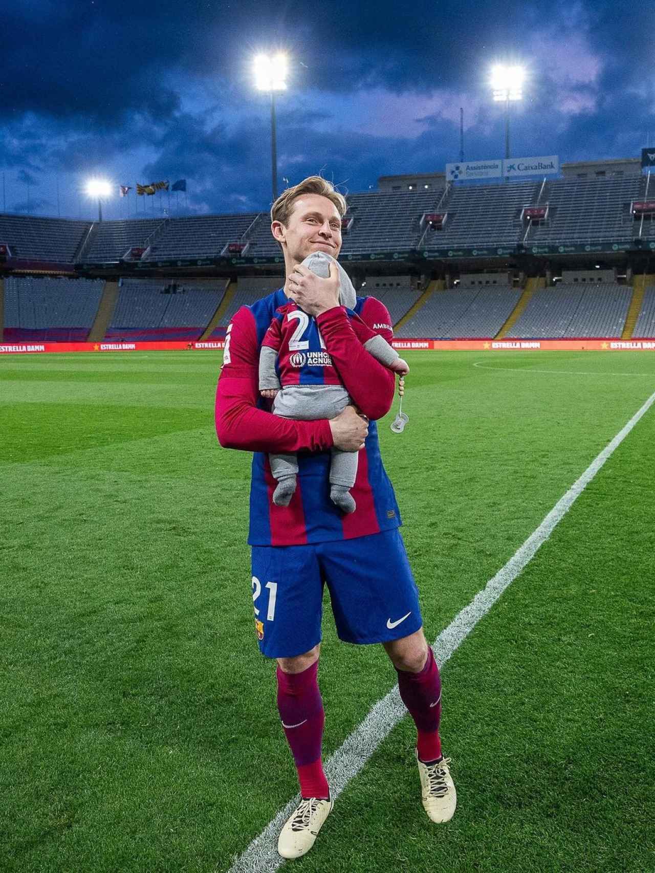 Frenkie de Jong abraza a su hijo en Montjuïc