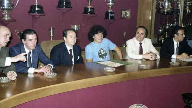 Núñez y Maradona, en la presentación oficial del argentino como jugador del Barça