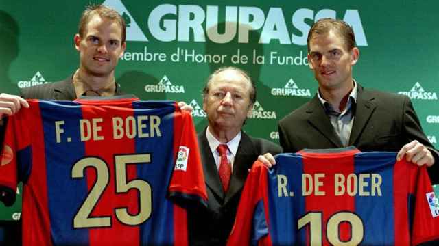 Los hermanos Frank y Ronald de Boer, presentados por José Luis Núñez como futbolistas del Barça