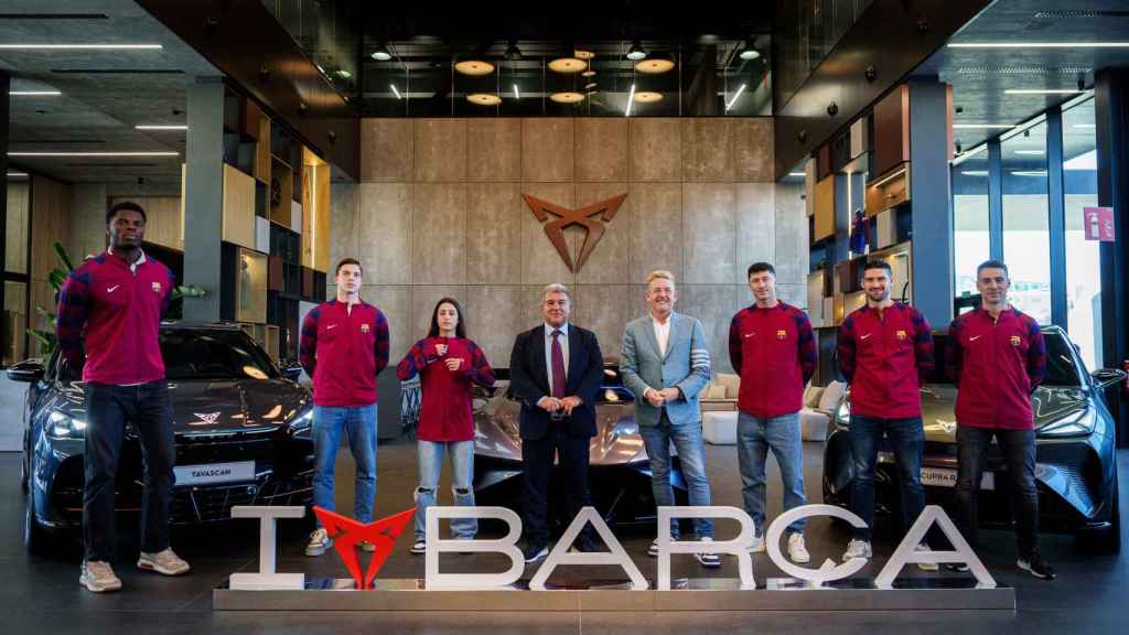 Fotografía del Barça con Joan Laporta y Lewandowski a la cabeza, en la sede de Cupra, en la fábrica SEAT