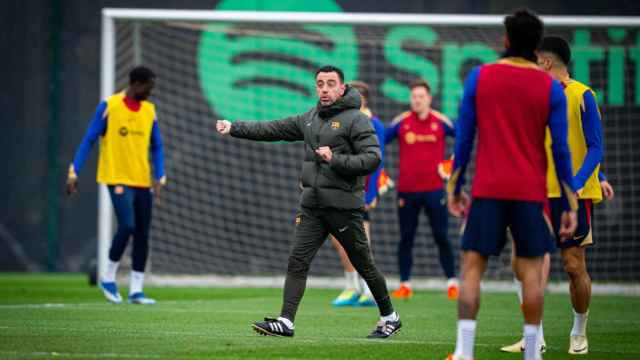 Xavi Hernández dirige a los jugadores del Barça en un entrenamiento
