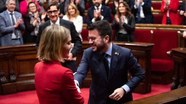 La líder de los comuns en el Parlament, Jéssica Albiach, y el presidente de la Generalitat, Pere Aragonès, se dan la mano tras la aprobación de los Presupuestos de la Generalitat 2023