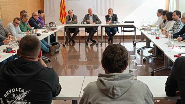 El conseller Mascort se reúne con representantes de los agricultores en la sede de la Conselleria d'Acció Climàtica en Barcelona