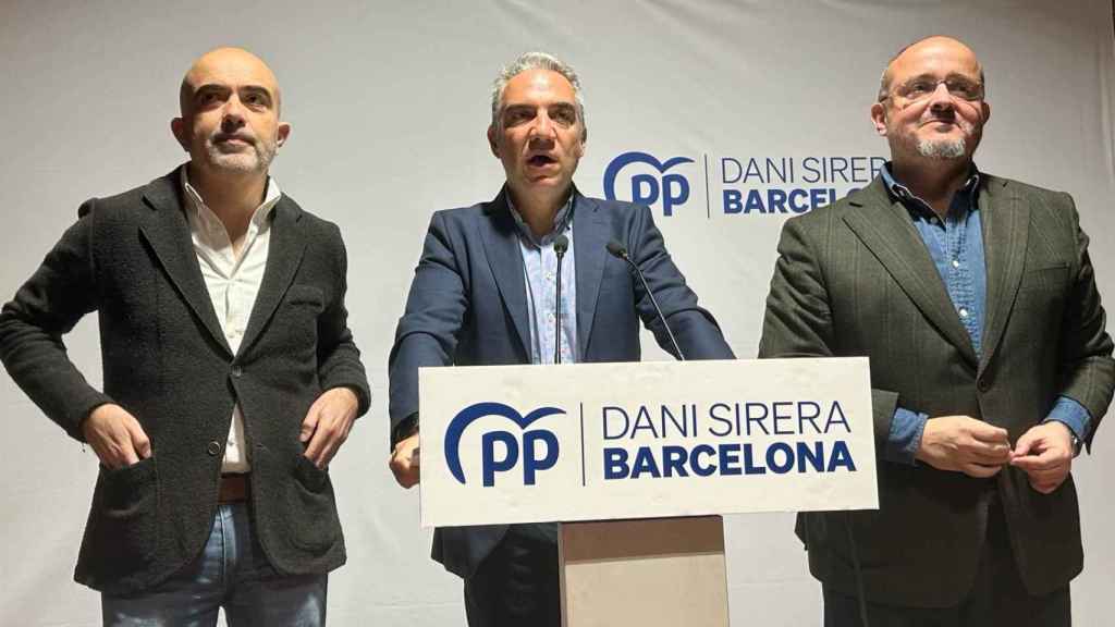 El vicesecretario de Política Autonómica y Municipal del PP, Elías Bendodo, con el presidente del PP catalán, Alejandro Fernández, y el líder del PP en el Ayuntamiento de Barcelona, Daniel Sirera