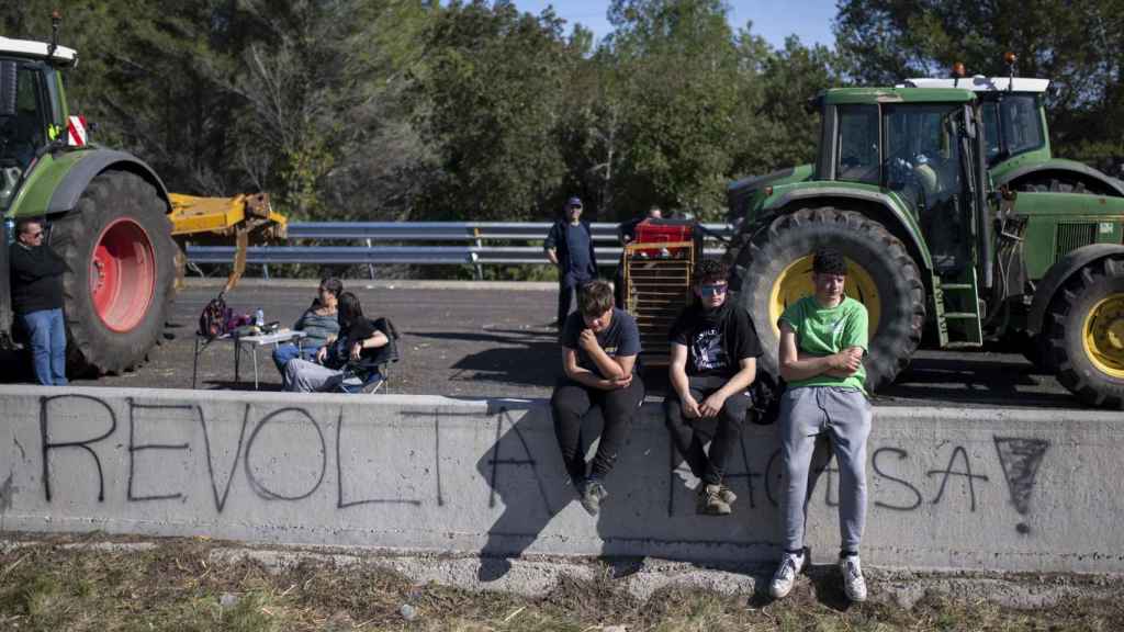 Agricultores en el corte de la AP-7 en Pontós