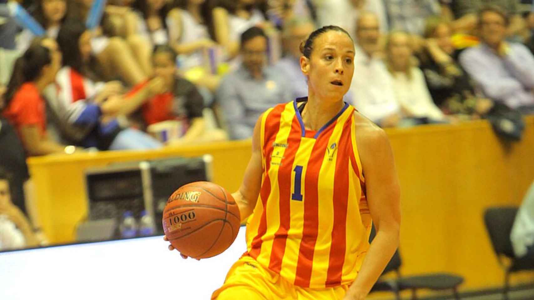 Núria Martinez jugando un partido de baloncesto