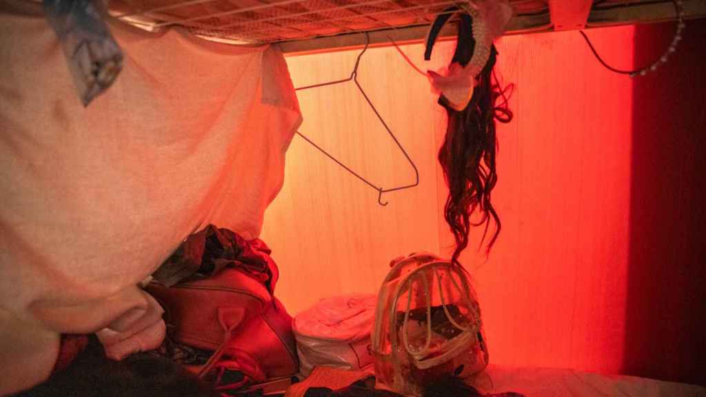 Imagen de las camas donde duermen un grupos de jóvenes prostitutas en un burdel de Barcelona