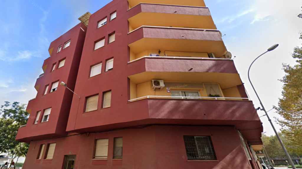 Edificio desalojado en Blanes por una gran grieta