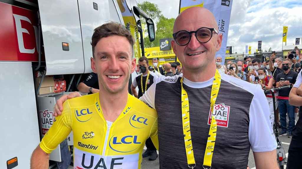 Iñigo San Millán, junto al corredor del UAE Adam Yates, en el Tour de Francia 2023