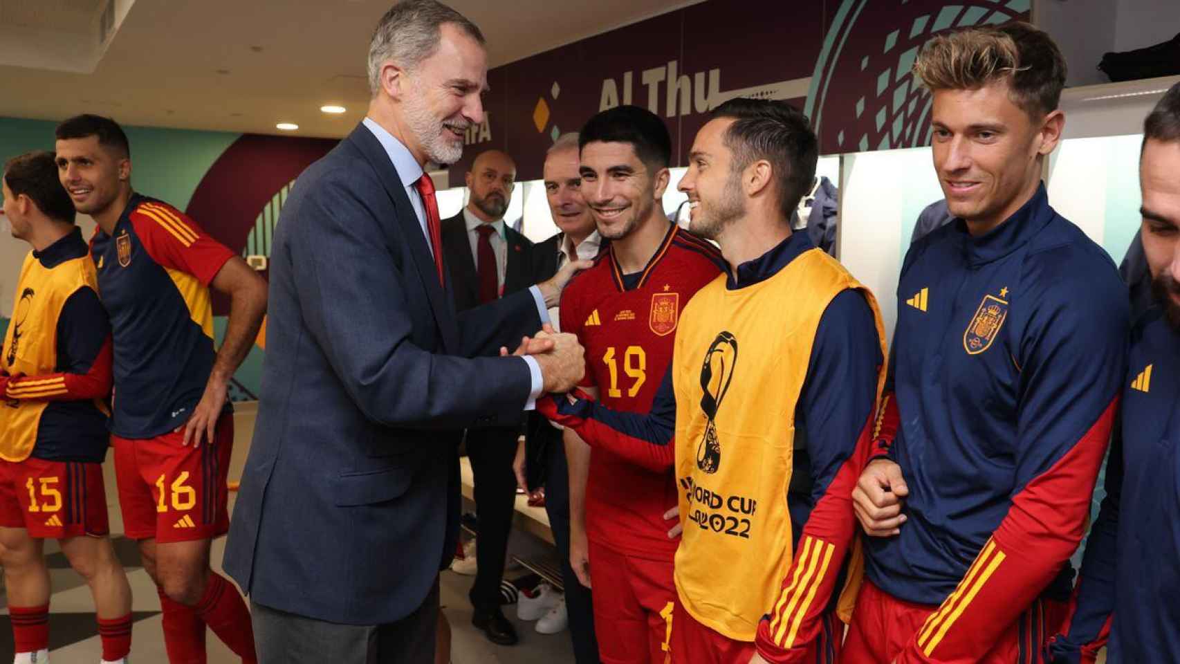 El Rey Felipe felicita a los jugadores de la selección española tras vencer a Costa Rica en el Mundial