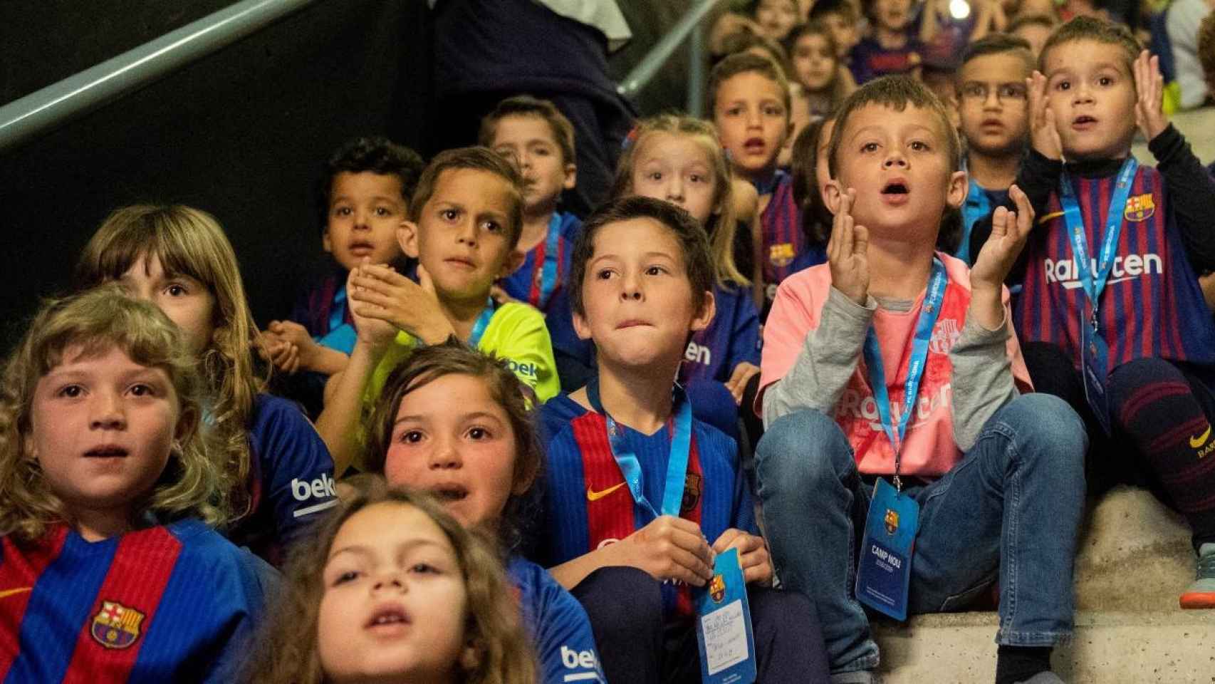 Un grupo de niños visita el Camp Nou gratuitamente