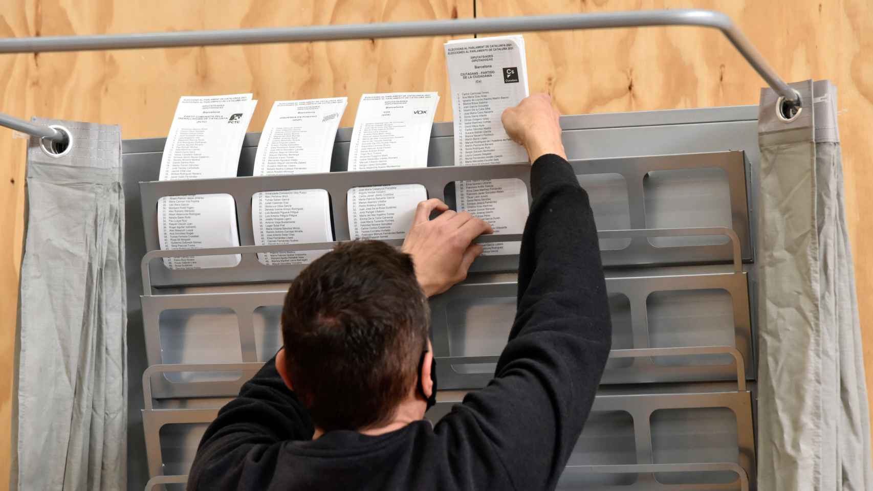 Un trabajador ordena varias papeletas en el dispositivo electoral para unos comicios catalanes