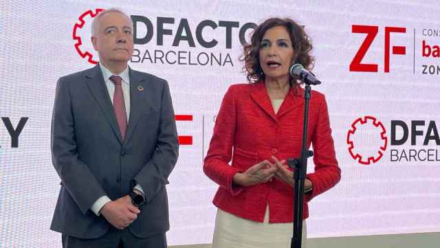 La vicepresidenta primera del Gobierno y ministra de Hacienda, María Jesús Montero, y el delegado especial del Estado en el CZFB, Pere Navarro.
