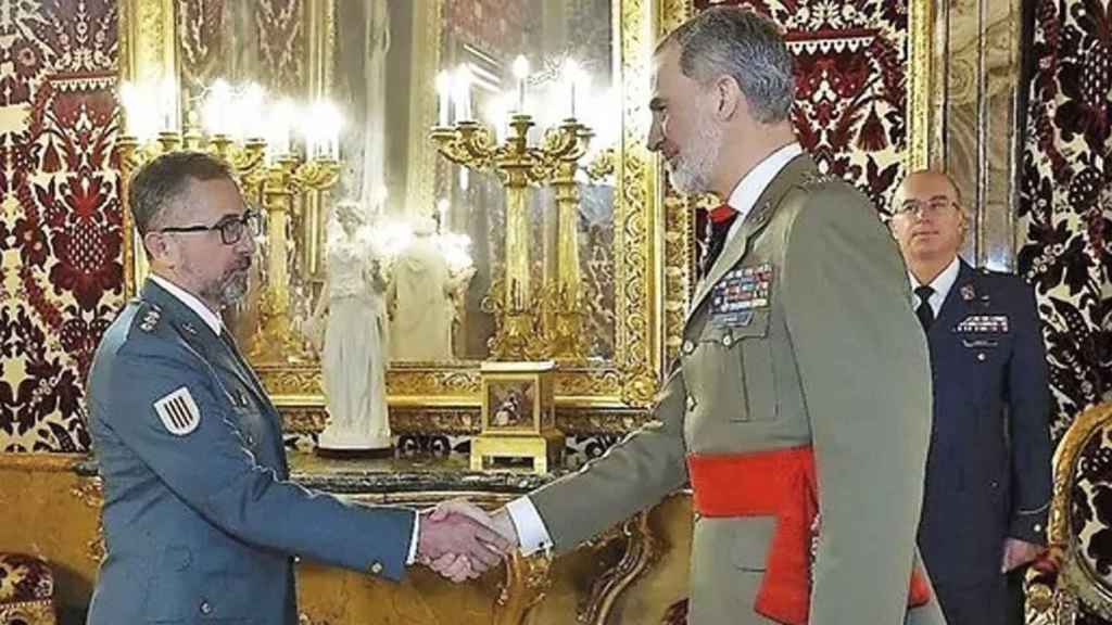 El general Pedro Pizarro, con el rey Felipe VI en un acto en el Palacio Real de Madrid