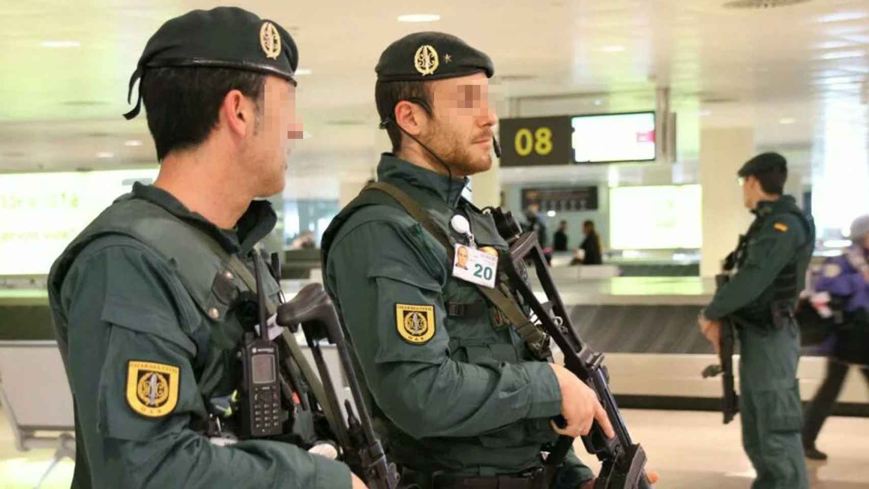 Dos efectivos del GAR de la Guardia Civil, en El Prat