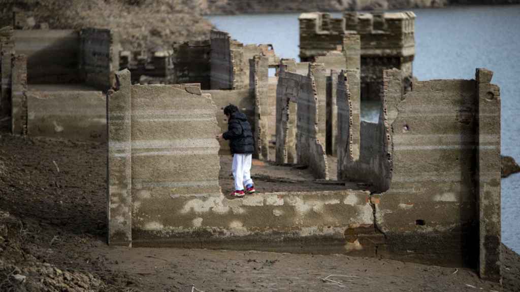 Antiguas construcciones emergen en el pantano de Sau por la sequía